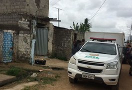 Bandidos invadem casas e matam três da mesma família