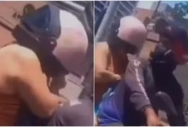 Passageira usa capacete ao contrário e chama atenção no trânsito de Fortaleza