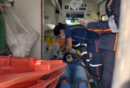 Motociclista perde controle da direção e bate em poste no bairro Brasília