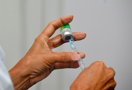 Enfermeira da Sesau orienta que a tuberculose pode ser prevenida por meio da vacinação