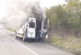 Ambulância de Inhapi fica destruída após pegar fogo na BR-316 em ﻿Estrela de Alagoas