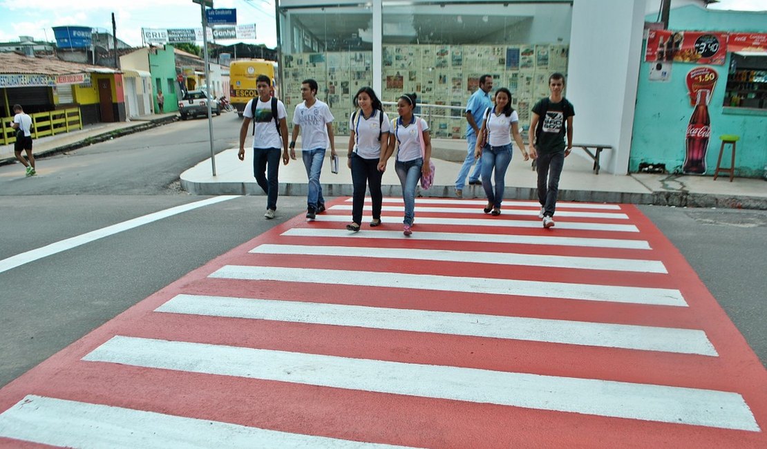 SMTT reforça pintura de sinalização horizontal nos bairros