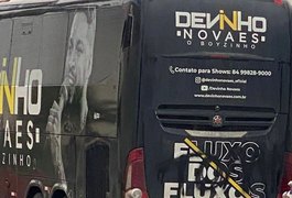 Devinho Novais se estressa com torcida organizada durante show em Arapiraca e tem ônibus pichado