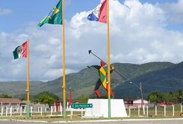 Caminhão cai de ribanceira em rodovia em União dos Palmares, Alagoas