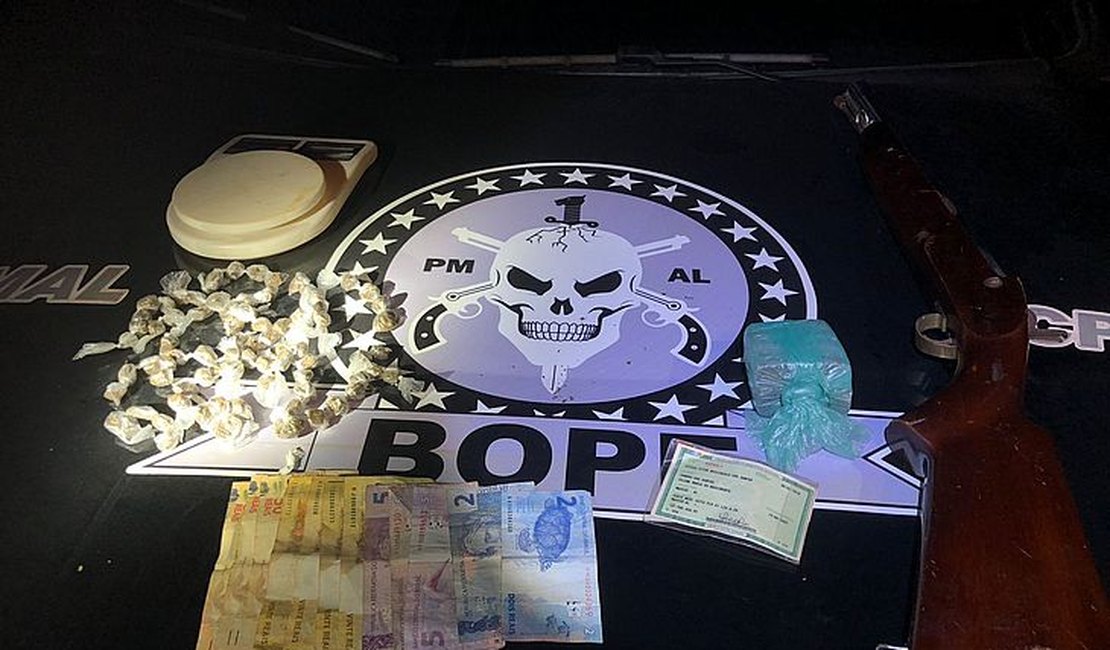 Dois homens são presos com espingarda e maconha embalada em Coqueiro Seco