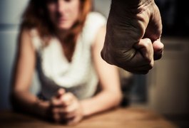 Criança deficiente cai dos braços da mãe após agressão do pai, em Arapiraca