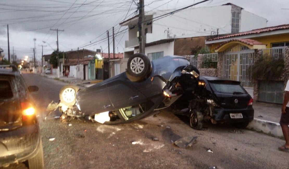 Motorista supostamente embriagado colide contra veículos estacionados, em Maceió