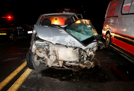 Acidente entre carro de passeio e ambulância deixa três feridos na BR 101