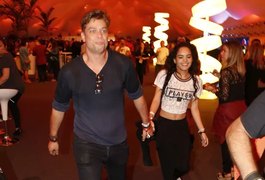 Fábio Assunção assume que está namorando Carol Macedo, 22 anos mais jovem
