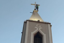 Homem sobe na cruz da Igreja de Santo Antônio, em Arapiraca