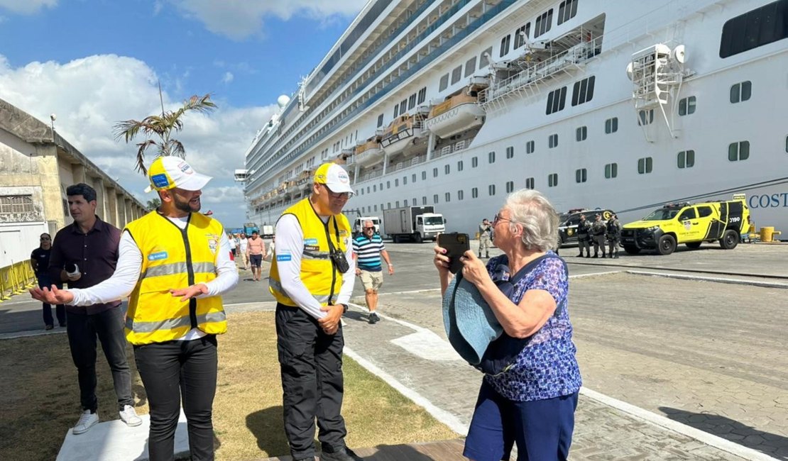 Agentes bilíngues do Ronda no Bairro recepcionam turistas no Porto de Maceió