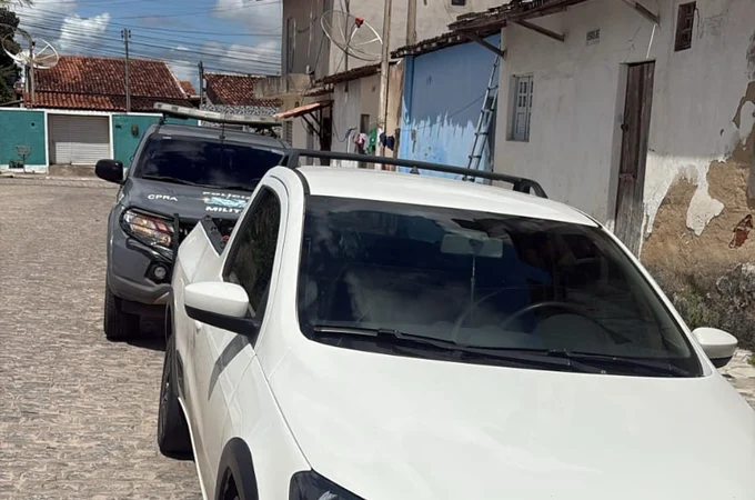 Veículo roubado é recuperado pela ROCAM no bairro Caititus, em Arapiraca