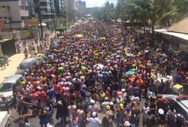 Banda de música da PM arrasta multidão na orla de Maceió, no Bloco Vulcão
