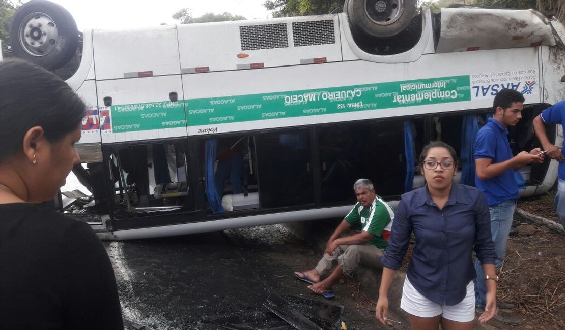 Vídeo. Passageiros ficam feridos após capotamento de van na BR 316