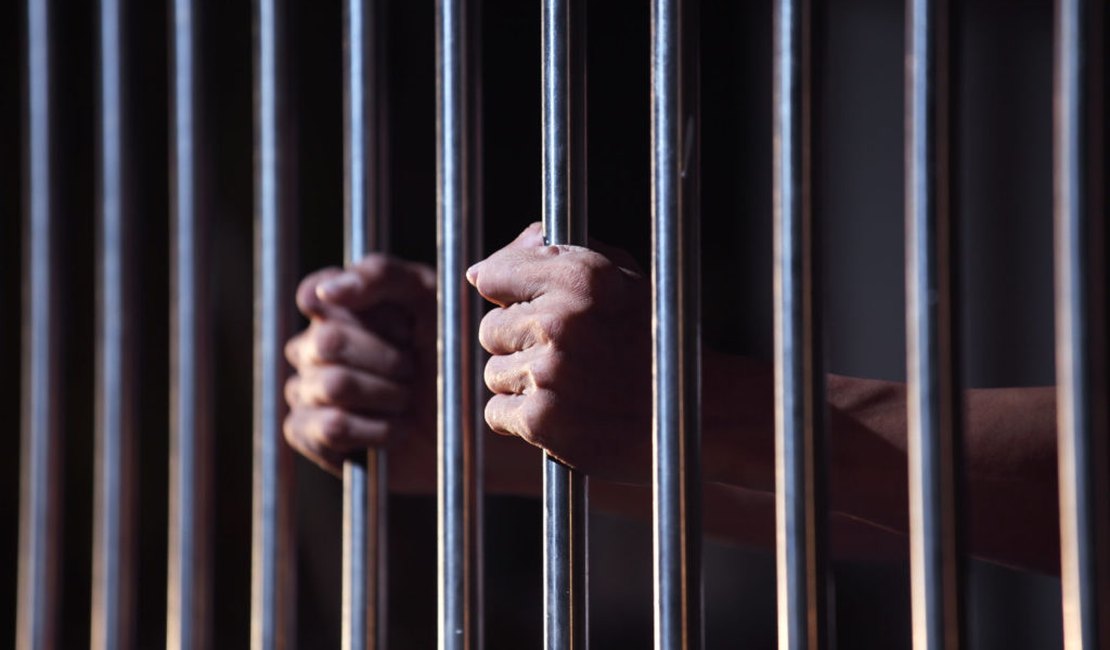 PM prende homem com armas e drogas e suspeito de cometer homicídio