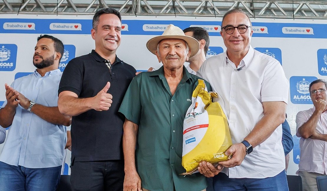 Paulo Dantas entrega sementes e pavimentação urbana em Dois Riachos