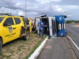 Carreta tomba na AL-115, no trevo de Igaci, e motorista fica ferido