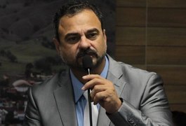 Com prefeito afastado por agressão, vice toma posse em Maribondo