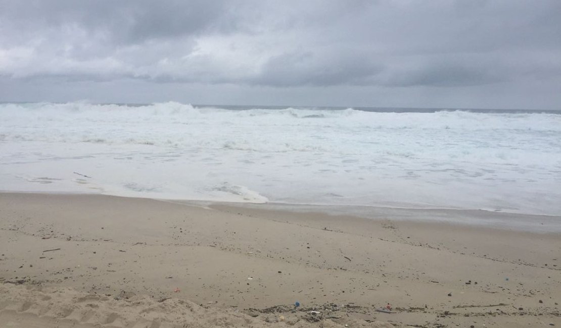 Marinha emite alerta de ressaca com ondas de até 2,5 metros em Alagoas