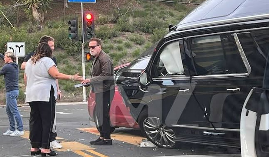 Arnold Schwarzenegger se envolve em acidente de carro e deixa motorista em estado grave