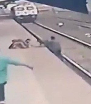 Câmera de estação de trem flagra momento em que homem salva vida de criança; assista