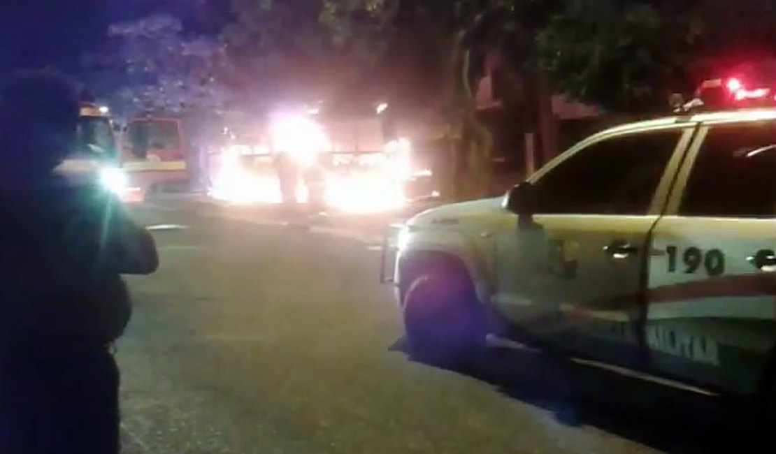 Criminosos fazem arrastão e ateiam fogo em ônibus, em Aracaju-SE
