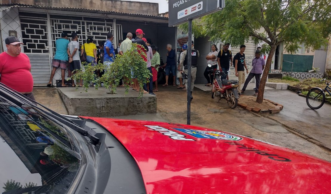 Vídeo: Dono de oficina mecânica é baleado dentro do estabelecimento em Arapiraca