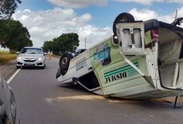 Condutor perde controle de carro e capota veículo na AL-220