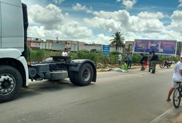 Ambulante cai de bicicleta e tem a cabeça esmagada por uma carreta, em Arapiraca