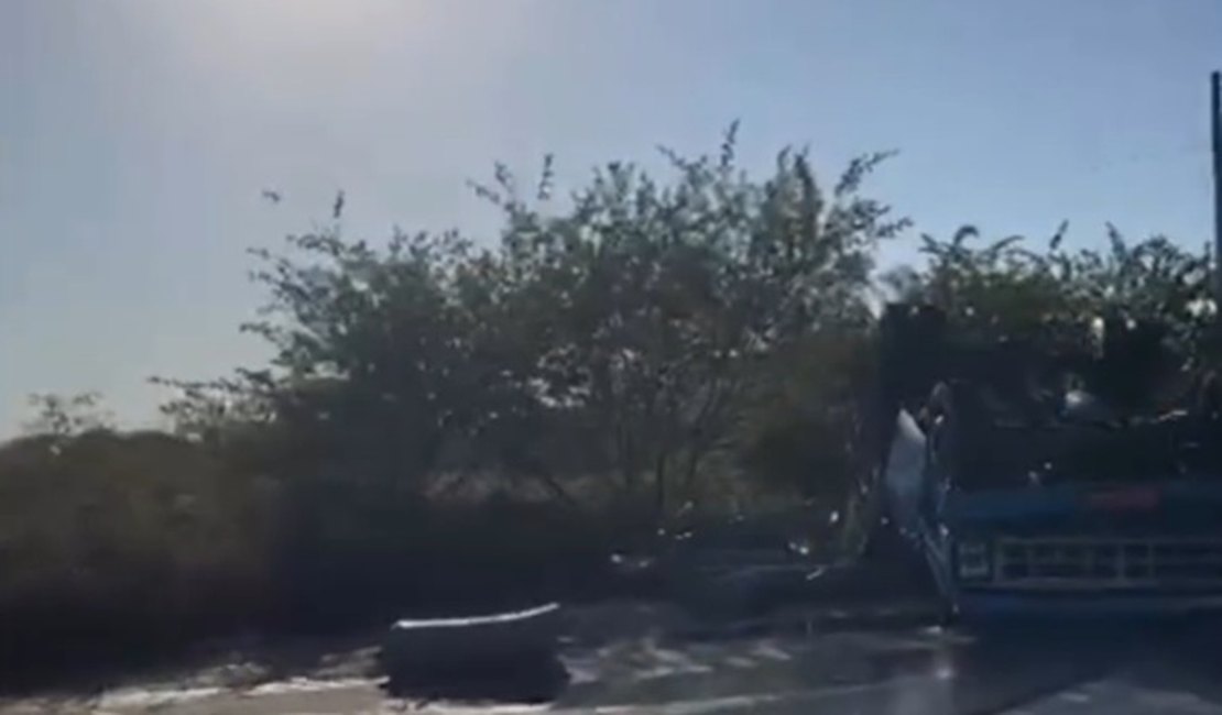 Caminhão tomba em trecho da AL-220, em São José da Tapera