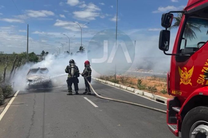 Veículo pega fogo e fica completamente destruído no bairro João Paulo II, em Arapiraca