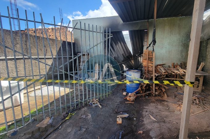 Fábrica de estofados fica em chamas no bairro Canafístula; prejuízo é estimado em cerca de R$ 250 mil