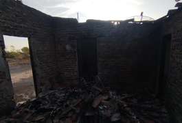 Sob efeito de drogas, homem agride pai e ateia fogo na casa dele, em Canapi