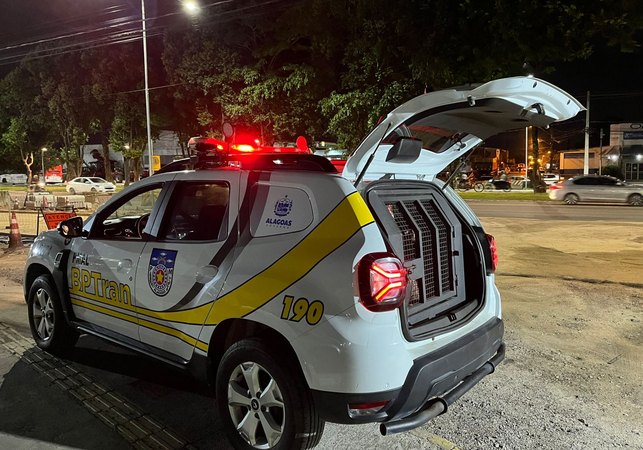 Bptran prende homem suspeito de tráfico de drogas e com mandado de prisão em aberto