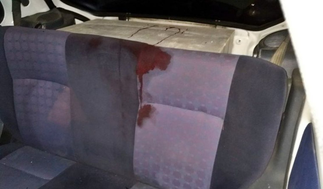 Garoto de 13 anos é atingido por bala perdida dentro do carro dos pais, em Penedo