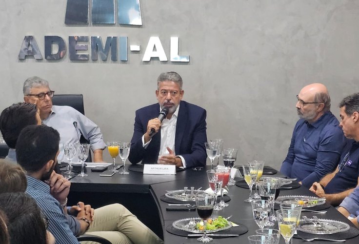 Arthur Lira defende justiça tributária em reforma do Imposto de Renda durante encontro com empresários da construção em Alagoas