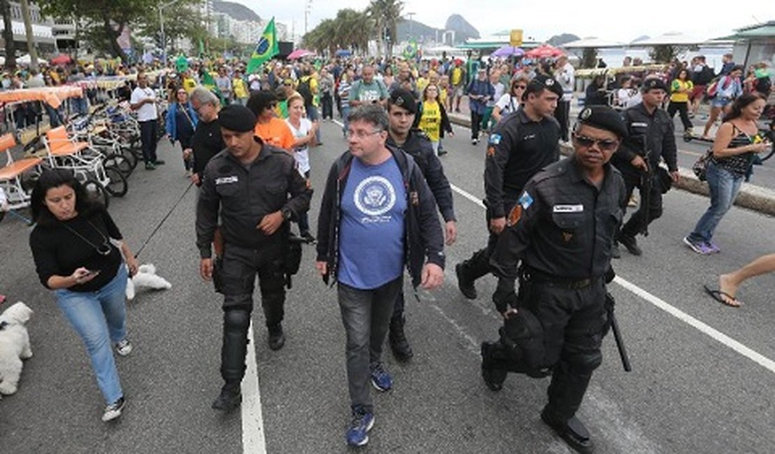 Humorista é escoltado pela PM em ato após críticas a Bolsonaro: “Governo tá fazendo coisa errada”