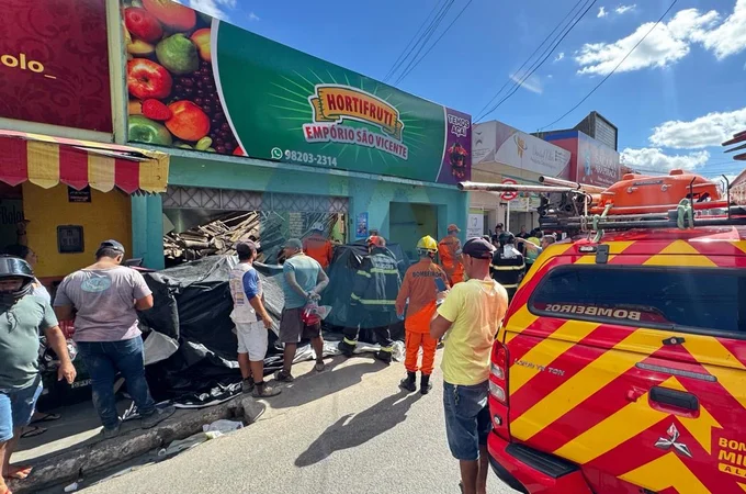 Telhado de hortifruti desaba durante obra no Centro de Arapiraca e deixa dois feridos