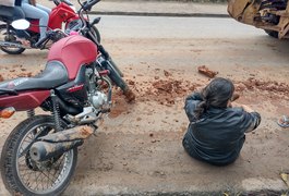 Mulher fica ferida após derrapar moto em barro e cair na rua, em Arapiraca
