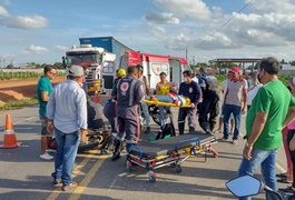 Casal fica ferido após moto colidir em carro na AL-110, em Arapiraca