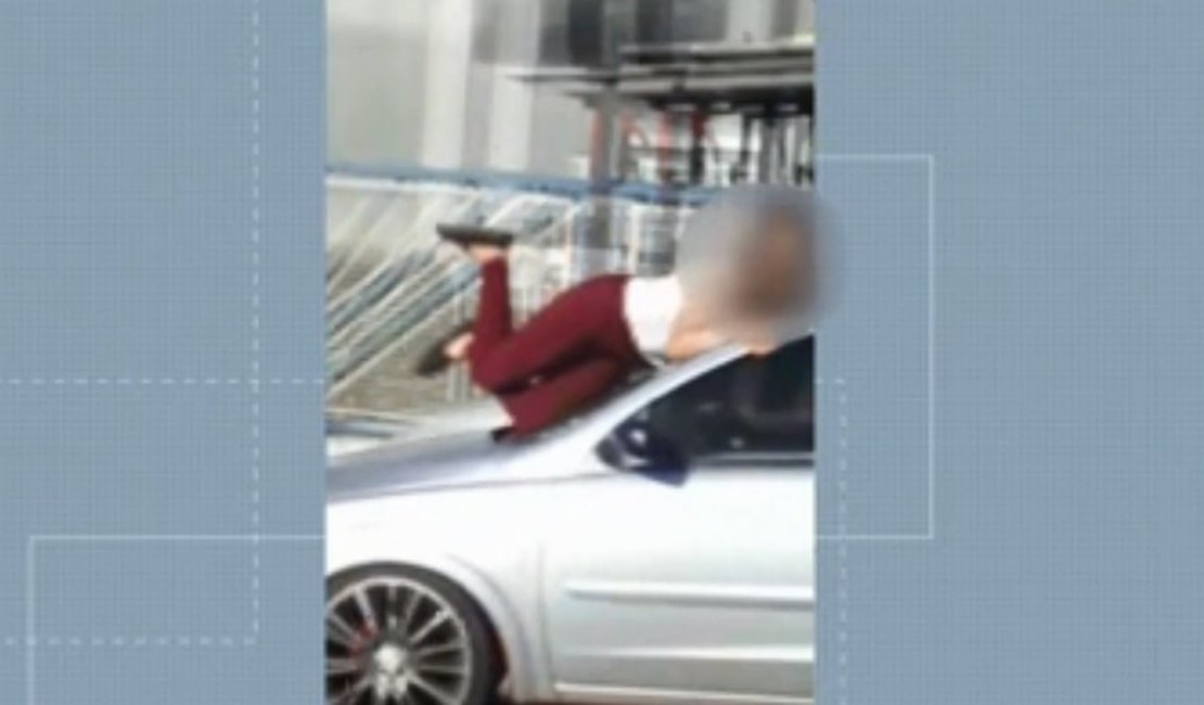 Vídeo. Mulher cai e fica ferida após ser flagrada em cima de carro em movimento