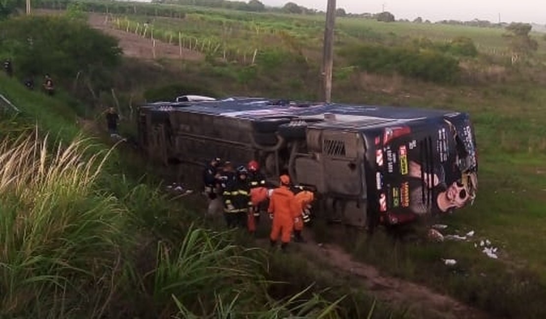 Acidente com ônibus da banda de Devinho Novais foi causado por excesso de velocidade