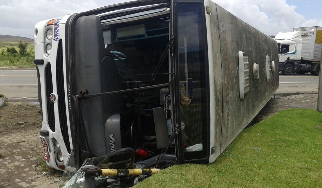Ônibus tomba em acostamento da BR-101
