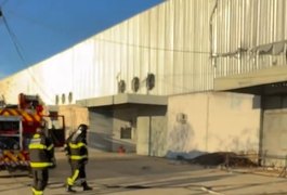Incêndio de grandes proporções atinge galpão do Polo de Confecções em Delmiro Gouveia