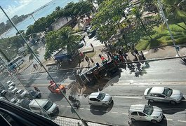 VÍDEO. Caçamba desgovernada invade contramão e sete pessoas acabam feridas na orla de Maceió