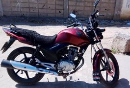 Motocicleta roubada é encontrada abandonada na Rua Boa Vista, no Centro de Arapiraca