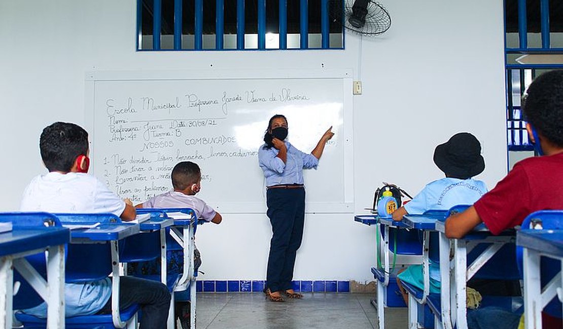 Educação de Maceió publica edital com cargos e salários de seleção para 576 vagas