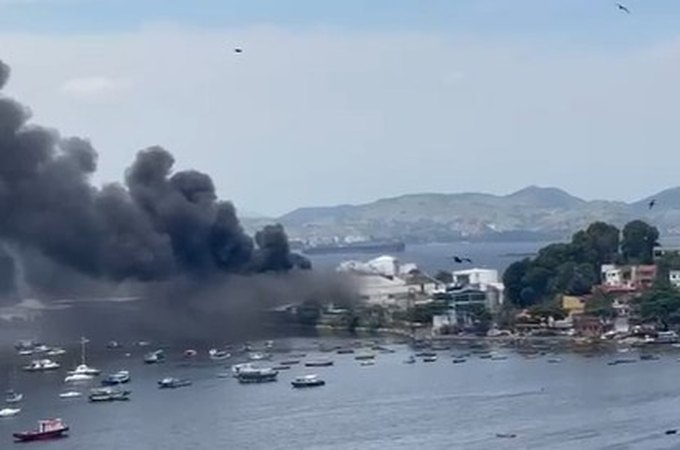 Incêndio de grandes proporções atinge fábrica de óleo na Ilha do Governador