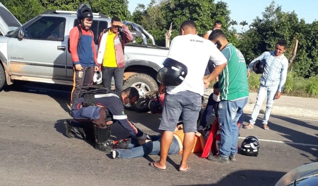 Colisão envolvendo motocicleta e caminhonete deixa homem ferido, em Arapiraca