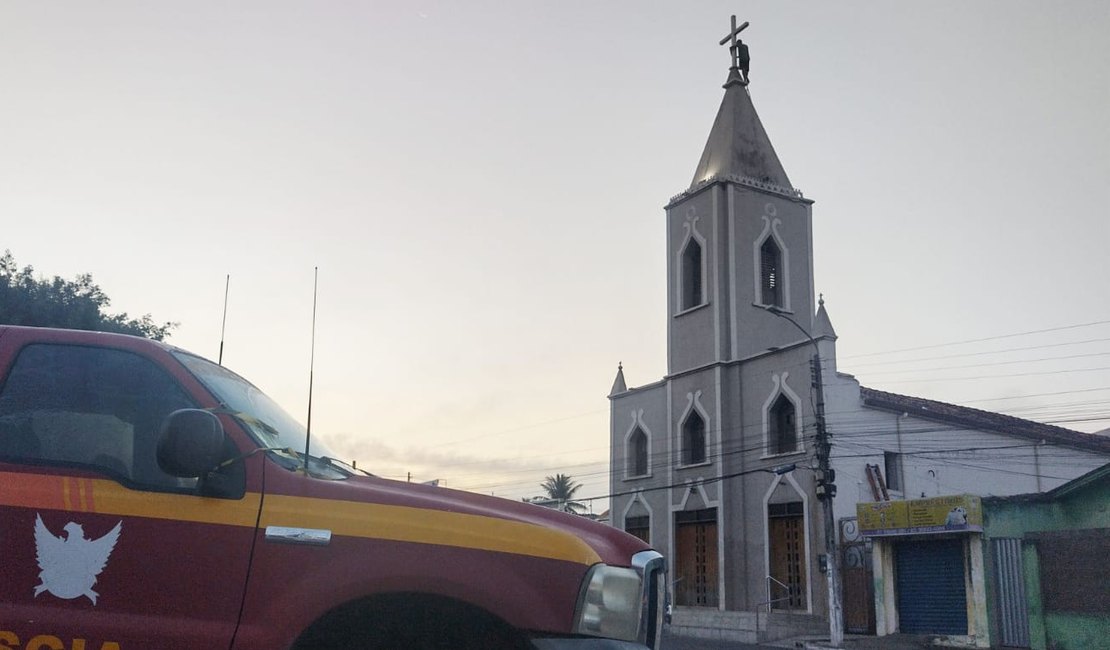13 horas depois, homem segue no topo da Igreja de Santo Antônio, em Arapiraca